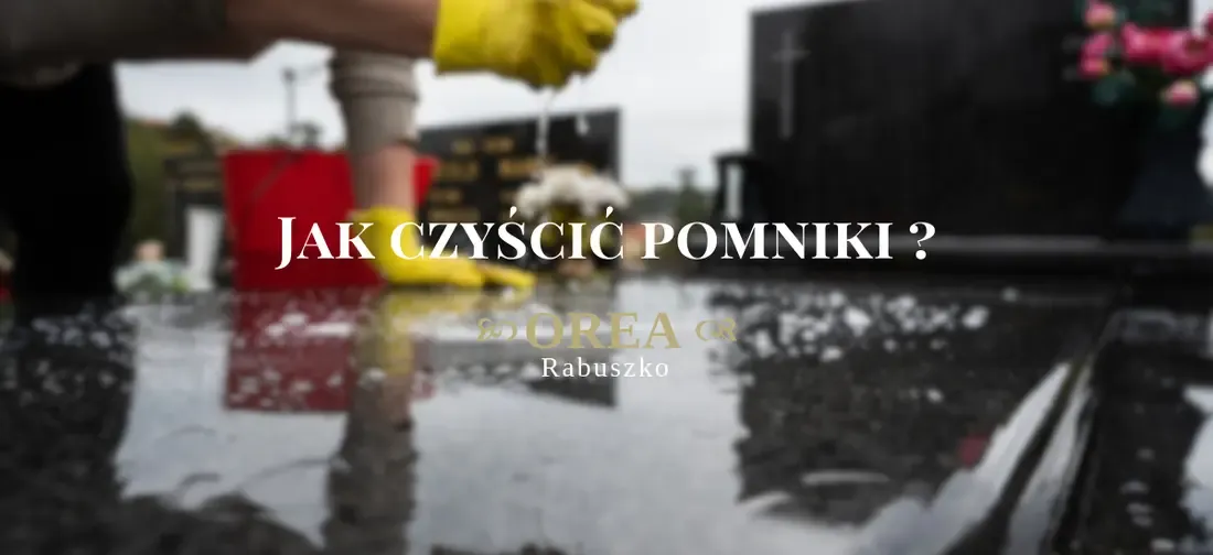 Mycie polerowanej płyty nagrobka dłonią w żółtej rękawicy