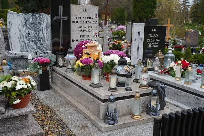 Jasny nagrobek granitowy z dwiema tablicami - główną z fotografiami i boczną czarną z grawerowanym krzyżem