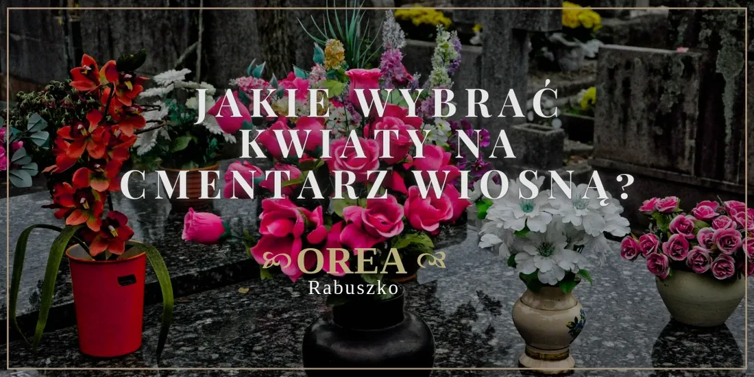 Kolorowe kwiaty w donicach przy nagrobku