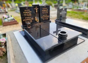 Nowoczesny nagrobek rodzinny z czarnego granitu ze złotymi napisami i lampionem