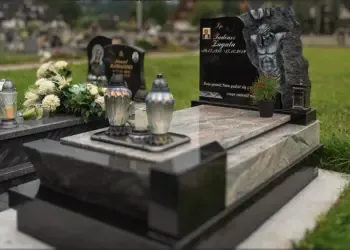 Nagrobek granitowy z płaskorzeźbą Chrystusa i nowoczesną płytą