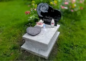 Mały nagrobek dziecięcy z aniołkiem i sercem z czarnego granitu