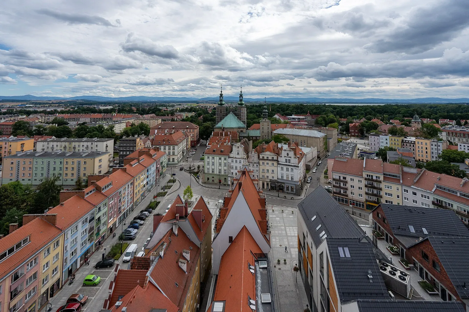 Panorama rynku w Nysie z lotu ptaka z dachami kamienic i wieżami kościołów