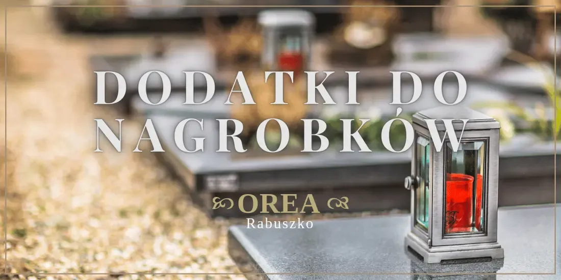 Czerwony znicz w lampionie na płycie granitowego nagrobka