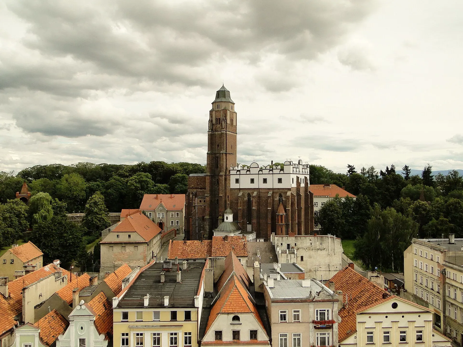 Widok z wieży ratusza na kościół św. Jana Ewangelisty i dachy starówki w Paczkowie