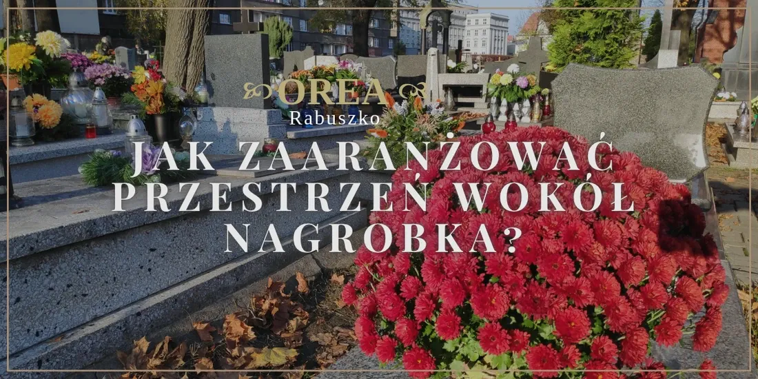 Czerwone kwiaty w donicach wokół granitowego nagrobka