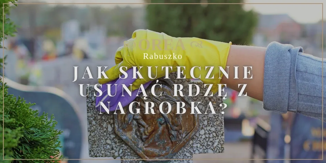Czyszczenie rdzawych zacieków na kamiennym nagrobku dłonią w żółtej rękawicy