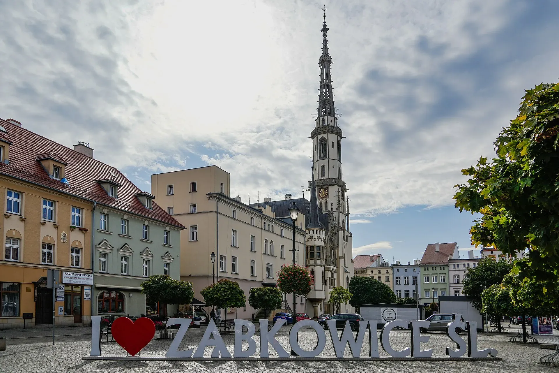 Rynek w Ząbkowicach Śląskich z ratuszem i wieżą kościoła w tle